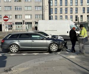 Kolizja zablokowała ruch na skrzyżowaniu. W rozpędzony radiowóz uderzył drugi samochód