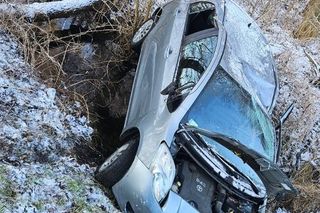 Dwa samochody wypadły z drogi koło Wojnowic niedaleko Leszna