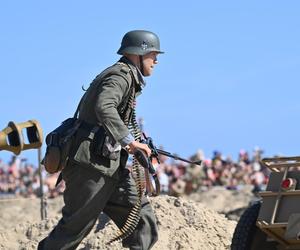 Turyści usłyszeli strzały, a czołgi wjechały na plaże. Zobaczcie zdjęcia z finałowej inscenizacji „Lądowanie na plaży”!