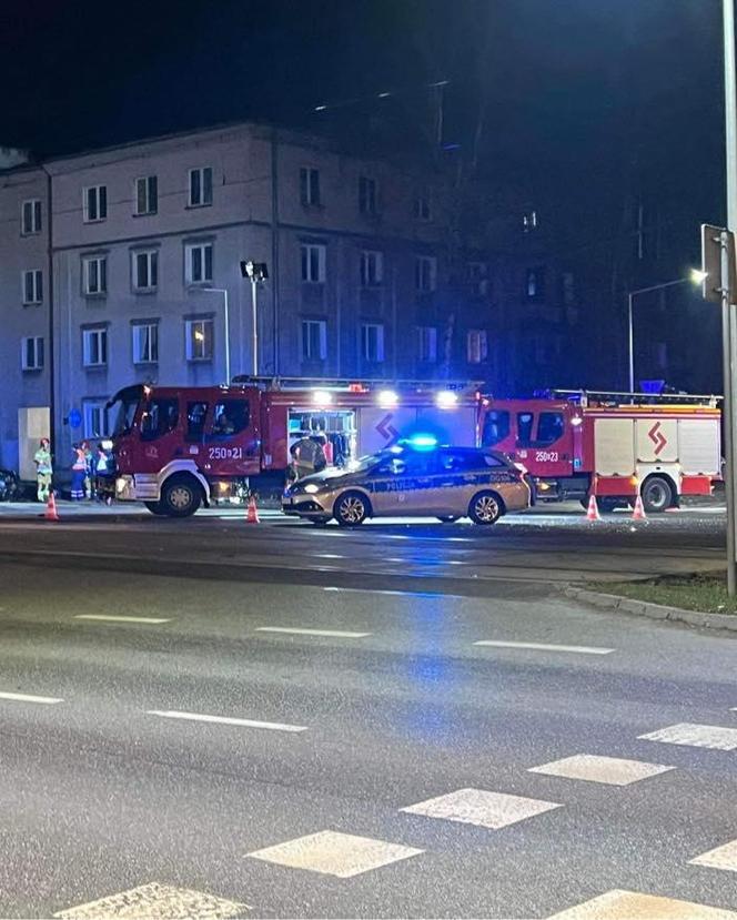 Kraków. Kraksa osobówek w Nowej Hucie. Auto staranowało słup