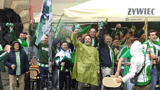Gorąco przed finałem Ligii Konferencji we Wrocławiu. Tysiące kibiców na Rynku