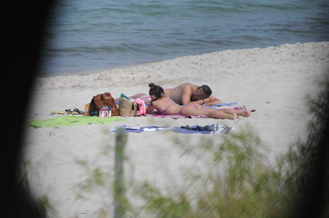 Kaczyńska z nieznajomym smaży się na plaży