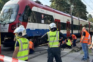 Autobus miejski zderzył się z pociągiem WKD. Ranni pasażerowie przewiezieni do szpitala