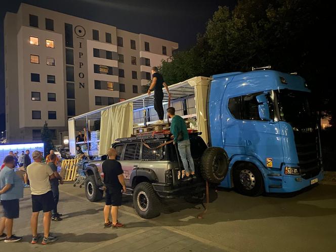 Strażacy-ochotnicy zorganizowali zbiórkę dla powodzian. „Udało się zapełnić tira po brzegi” [ZDJĘCIA]