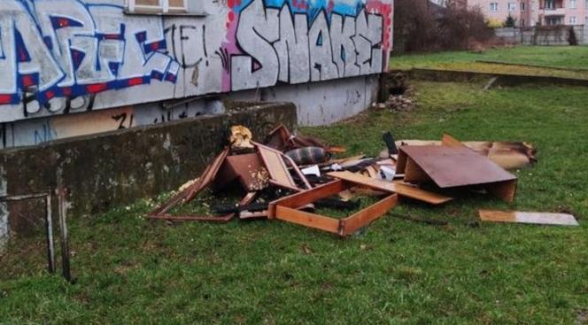 Pożar w bloku przy ulicy Młodej 4 w Kielcach. Paliły się meble na piętrze. Ten budynek przeraża! (3)