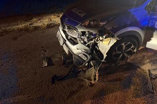 Zniszczone radiowozy po pościgu Wierzbna