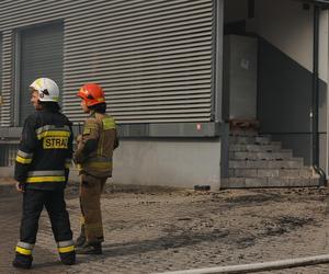 Wciąż płoną hale produkcyjne w Małopolsce. Strażacy apelują o nieotwieranie okien 