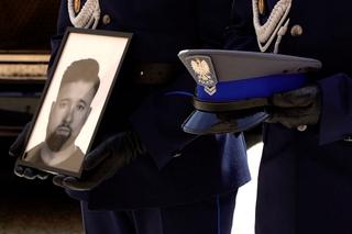 Srebrny orzeł prowadził Arka w ostatniej drodze. Poruszający gest policjantów i strażaków