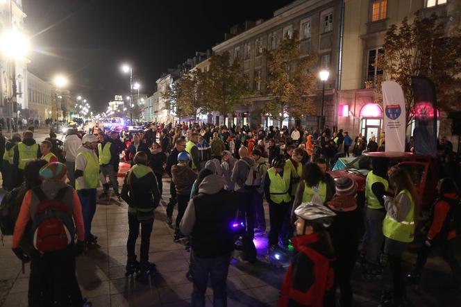 Nightskating. Warszawiacy przejechali stolicę na rolkach [Zdjęcia]