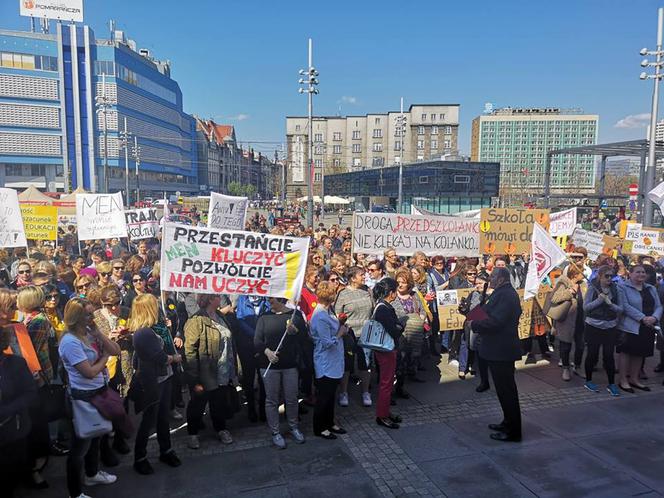 Strajk nauczycieli: "PiSranki obiecanki". Tłumy na proteście w Katowicach