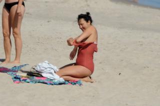 Anna Popek. Pręży piersi na plaży