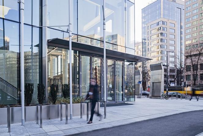 Wieżowiec Q22 w Warszawie, skrzyżowanie alei Jana Pawła II i ulicy Grzybowskiej 