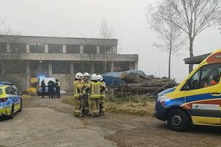 Bezprawnie przebywali na zamkniętym terenie w Imielinie. Podczas interwencji uciekł na dach. Potrzebny był negocjator