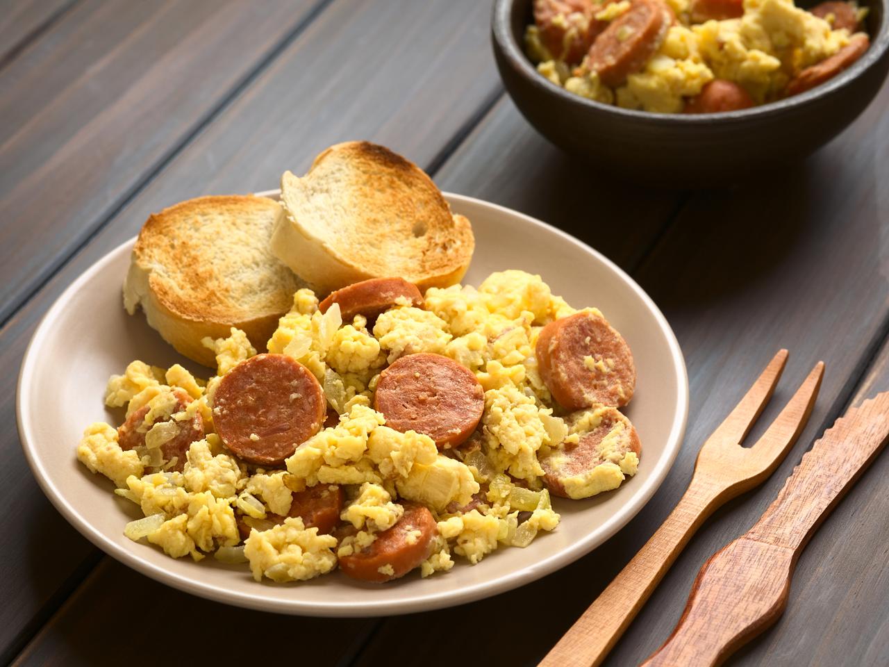 Jajecznica na obiad? Przepis na sycącą jajecznicę z kiełbasą