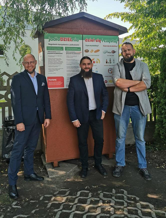 W rybnickich Boguszowicach stanęła lodówka społeczna. Pierwsza w dzielnicy i druga w mieście