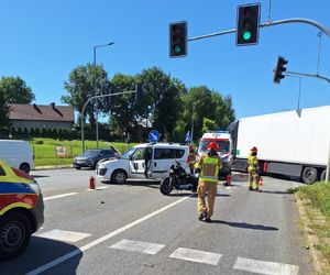 Samochód uderzył w motocykl pod Tarnowem. Trzy osoby ranne, dwie w stanie ciężkim