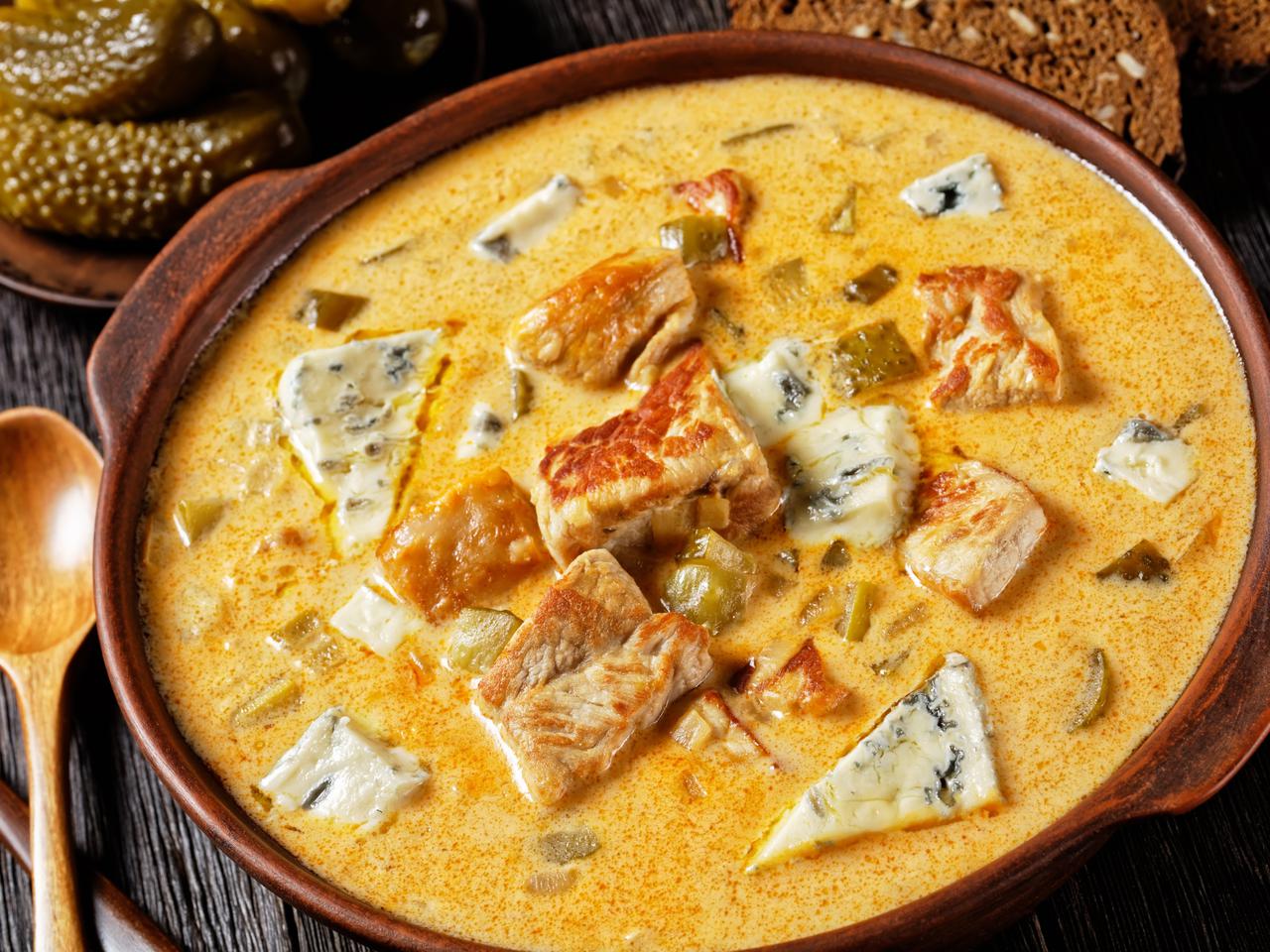 Gulasz z szynki wieprzowej na bogato: łatwy przepis na sycący obiad