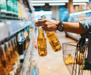 Po paliwo tak, po piwo już nie. Resort zdrowia chce całkowitego zakazu sprzedaży alkoholu na stacjach