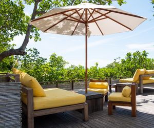 Parasol na balkon: mocowany do barierki czy wolnostojący?