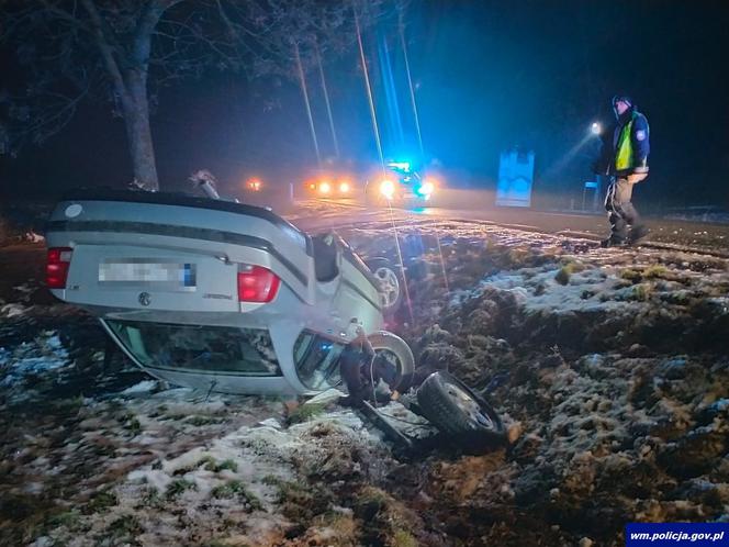 Zderzenie TRZECH SAMOCHODÓW na DK 51. Wszystko przez nieprawidłowe wyprzedzanie [ZDJĘCIA]