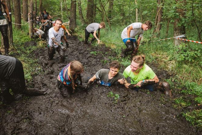 Festiwal Życia w Kokotku. Zdjęcia z czwartego dnia imprezy. Bieg Festiwalowicza i biskup w błocie