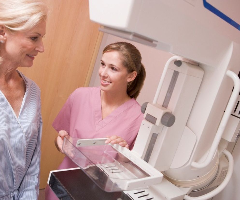 USG i mammografię można wykonać bezpłatnie w ramach NFZ, niezależnie od   wieku, jeśli ma się skierowanie od lekarza pracującego w poradni chorób  piersi (możesz się zgłosić bez skierowania, gdy zaobserwujesz u siebie  niepokojące zmiany).