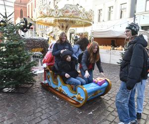 Toruński Jarmark Bożonarodzeniowy 2023. Pierwszy dzień świątecznego jarmarku na zdjęciach