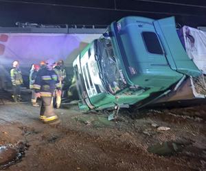 Łódź. Wypadek na przejeździe kolejowym. Tir zderzył się z pociągiem towarowym [ZDJĘCIA].