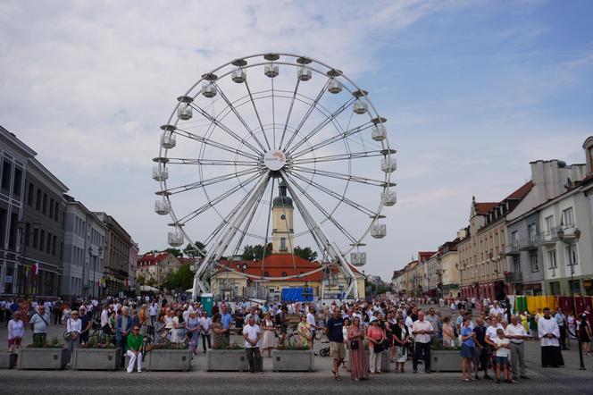 Boże Ciało 2024. Tłumy wiernych przeszły w procesji ulicami Białegostoku