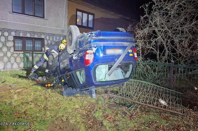 Białka Tatrzańska. Ukrainiec dachował oplem, niszcząc po drodze liczne przeszkody