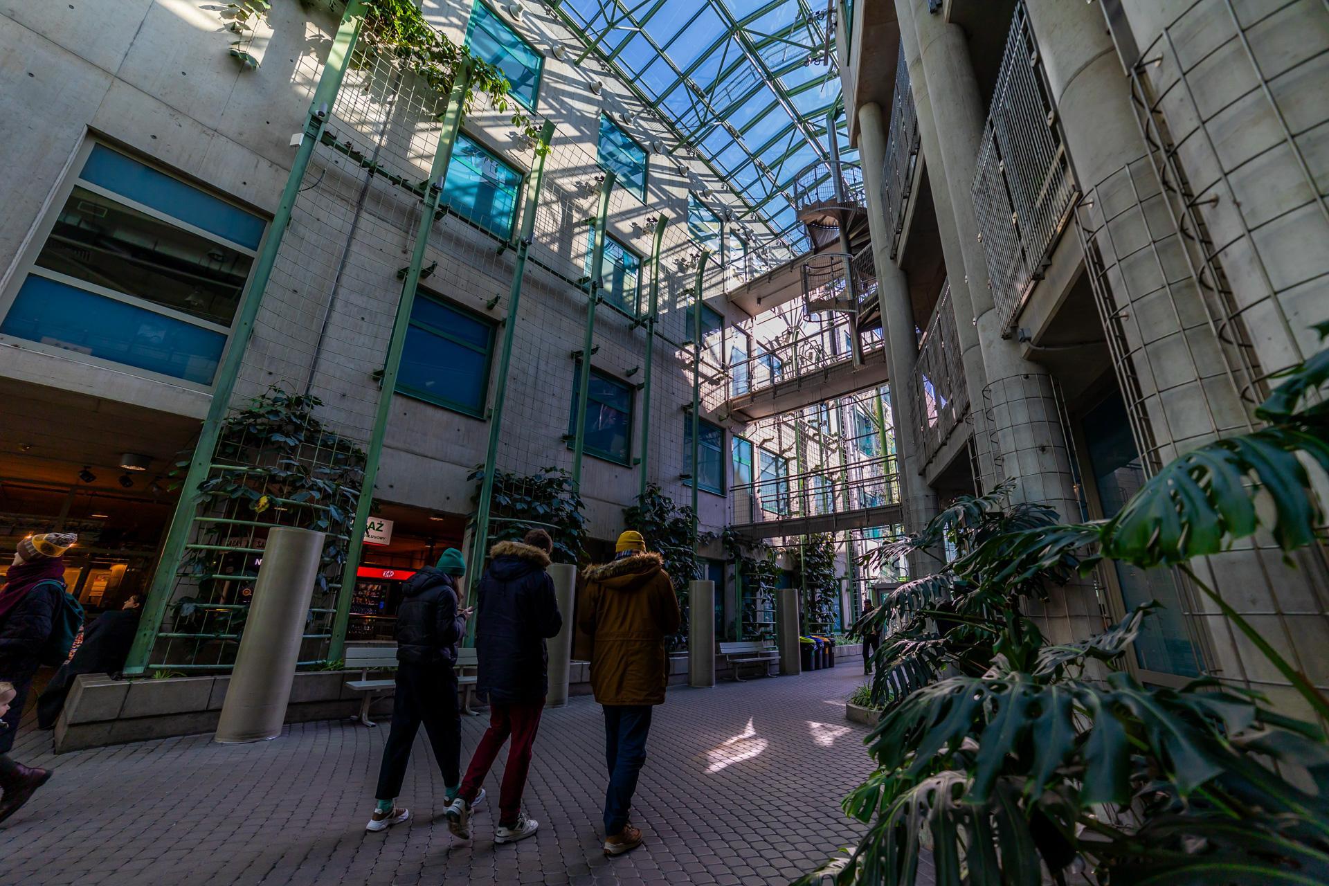 Biblioteka Uniwersytecka w Warszawie - zdjęcia. Zobacz postmodernistyczną ikonę, którą kiedyś uznawano za kicz