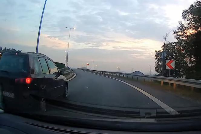 Samochód zepsuł się na zjeździe z autostrady