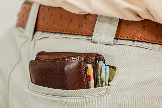 Przede wszystkim nie noś portfela w tylnej kieszeni spodni, łatwo stracisz nad nim kontrolę!