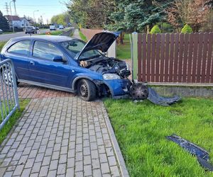 Łęg Tarnowski. Opel wypadł z jezdni i uderzył w betonowe ogrodzenie