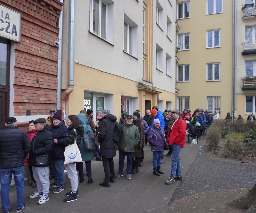 Gigantyczne kolejki do cukierni na Woli. Stoję od 4 rano