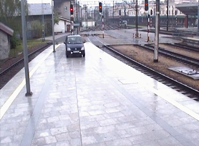 Tego jeszcze nie było! Pijany w sztok wjechał autem... na peron Dworca Głównego!