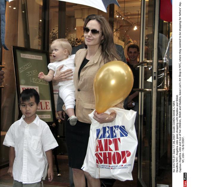  Angelina Jolie kończy 39 lat! Jak się zmieniała?
