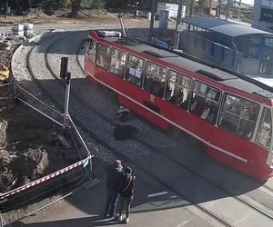 tramwaj potrącił nastolatków