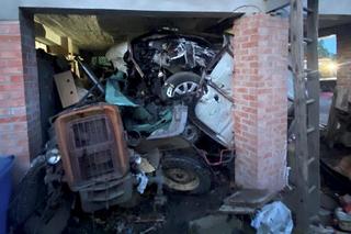 Widawa. Wypadł z drogi i wjechał volkswagenem do budynku! Zniszczył malucha i ciągnik [ZDJĘCIA]