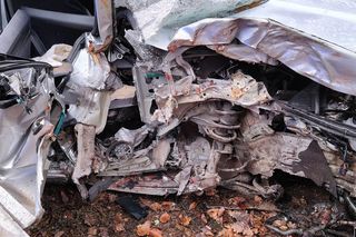 Skoda z dwiema osobami w środku uderzyła w drzewo. 4-letnie dziecko trafiło do szpitala