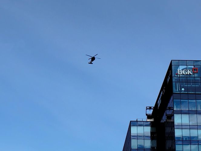 Blackhawk latał nad Warszawą. Zawisł nad najwyższym wieżowcem
