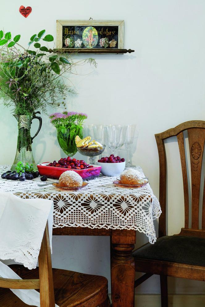 Z wizytą u malarki i graficzki Joanny Trzcińskiej w jej klimatycznym domu – kącik jadalniany w kuchni