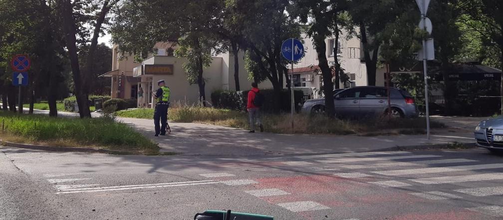 Groźna kolizja w Toruniu. Kierowca BMW potrącił 21-latka na hulajnodze!