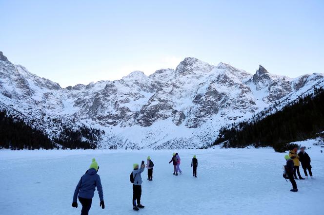 "Selekcja naturalna". Internauci bezlitośni dla ludzi, którzy wchodzą na  na Morskie Oko w czasie odwilży