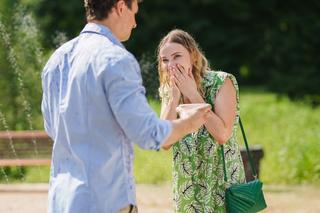 Przyjaciółki 20 sezon, odcinek 235. Błażej (Mateusz Damięcki), Iza (Zofia Domalik) - przyrodnia siostra Zuzy