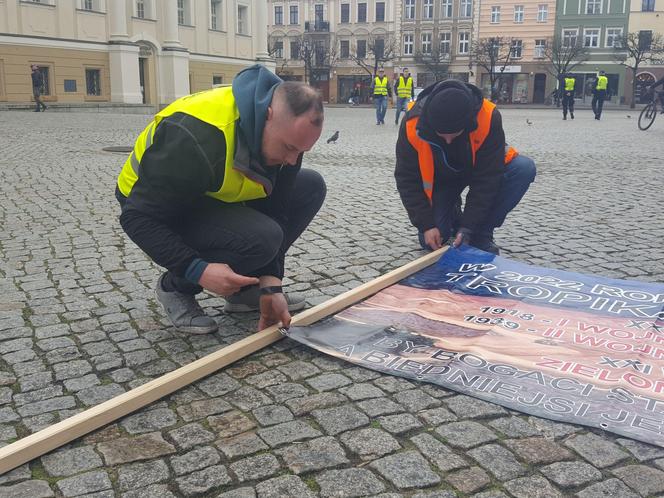 Rolnicy z traktorami na rynku w Lesznie. Tłumaczą mieszkańcom powody swoich protestów