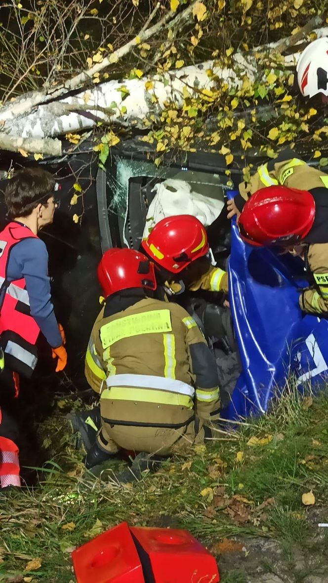 Auto wbiło się w przydrożne drzewo. Strażacy wycinali szybę piłą szablastą 