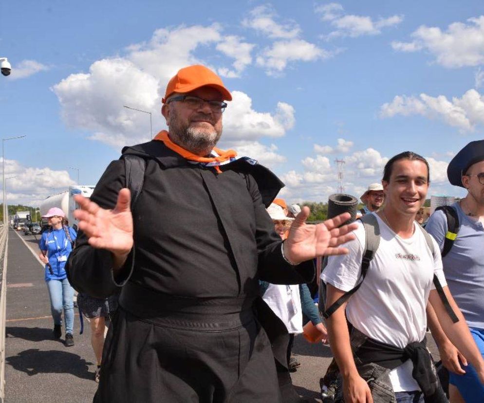 Ksiądz Jacek Zakrzewski w towarzystwie pielgryzmów z grupy Pomarańczowej