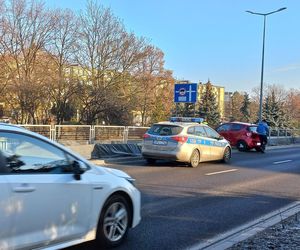 Kolizja przy zmianie pasa w Lesznie. Ciągnik siodłowy uderzył w osobówkę