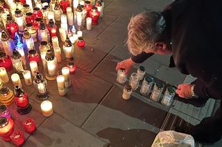 Mieszkańcy Warszawy oddają cześć polskiemu żołnierzowi, który zmarł po ataku na granicy z Białorusią 